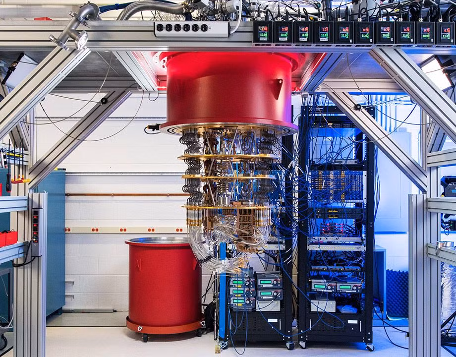  1. Khái niệm cơ bản. Máy tính lượng tử dựa trên nguyên lý cơ học lượng tử, như sự chồng chập (superposition) và rối lượng tử (entanglement), giúp xử lý thông tin nhanh hơn máy tính thông thường. Ảnh: Pinterest.