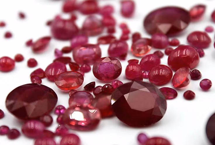  7. Tháng 7: Ruby (Hồng ngọc). Màu sắc: Đỏ rực rỡ. Ý nghĩa: Tượng trưng cho niềm đam mê, sức mạnh và sự bảo vệ. Ruby được cho là mang lại năng lượng và cảm xúc mạnh mẽ. Ảnh: Pinterest.