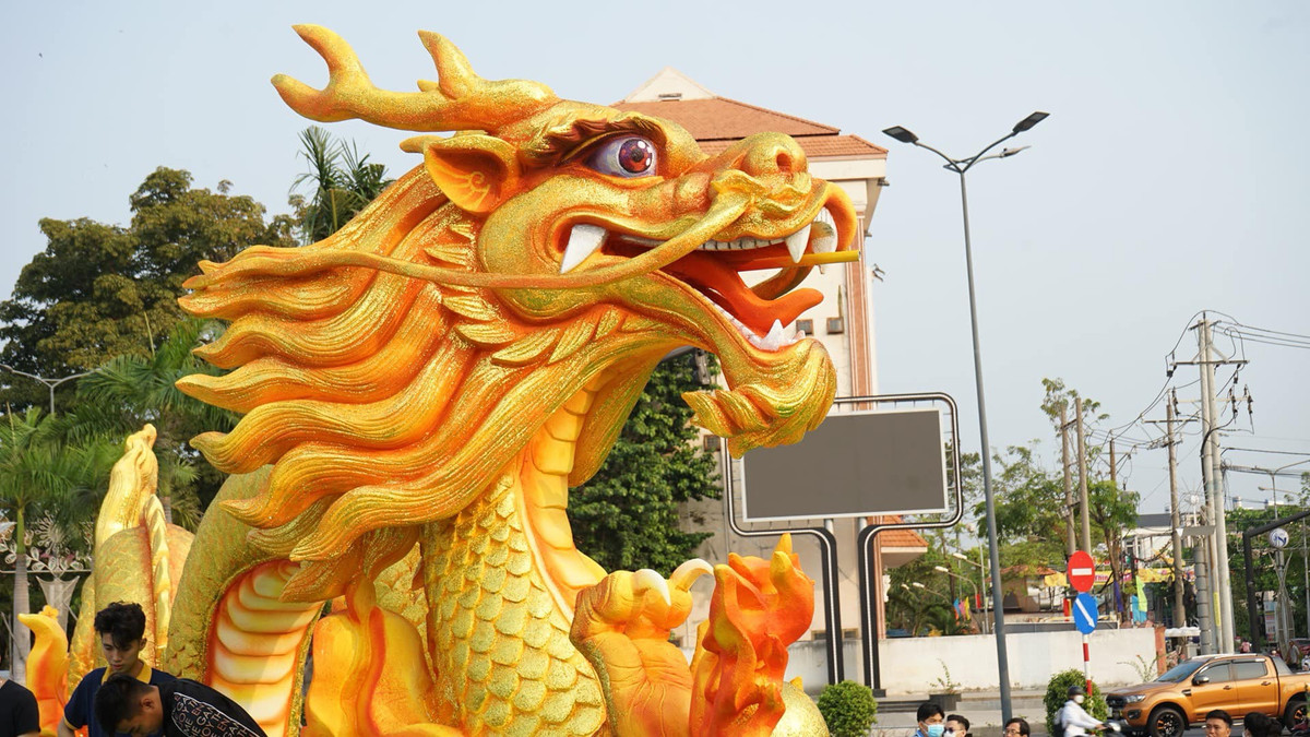  Rồng luôn hiện hữu trong các chuyện thần thoại Trung Quốc, Việt Nam, trong các cổ vật, tranh vẽ, lời bói trên mai rùa xương thú khai quật được, và trong các thư tịch cổ như Chu Dịch, Sơn Hải Kinh, Tả Truyện, v.v… 