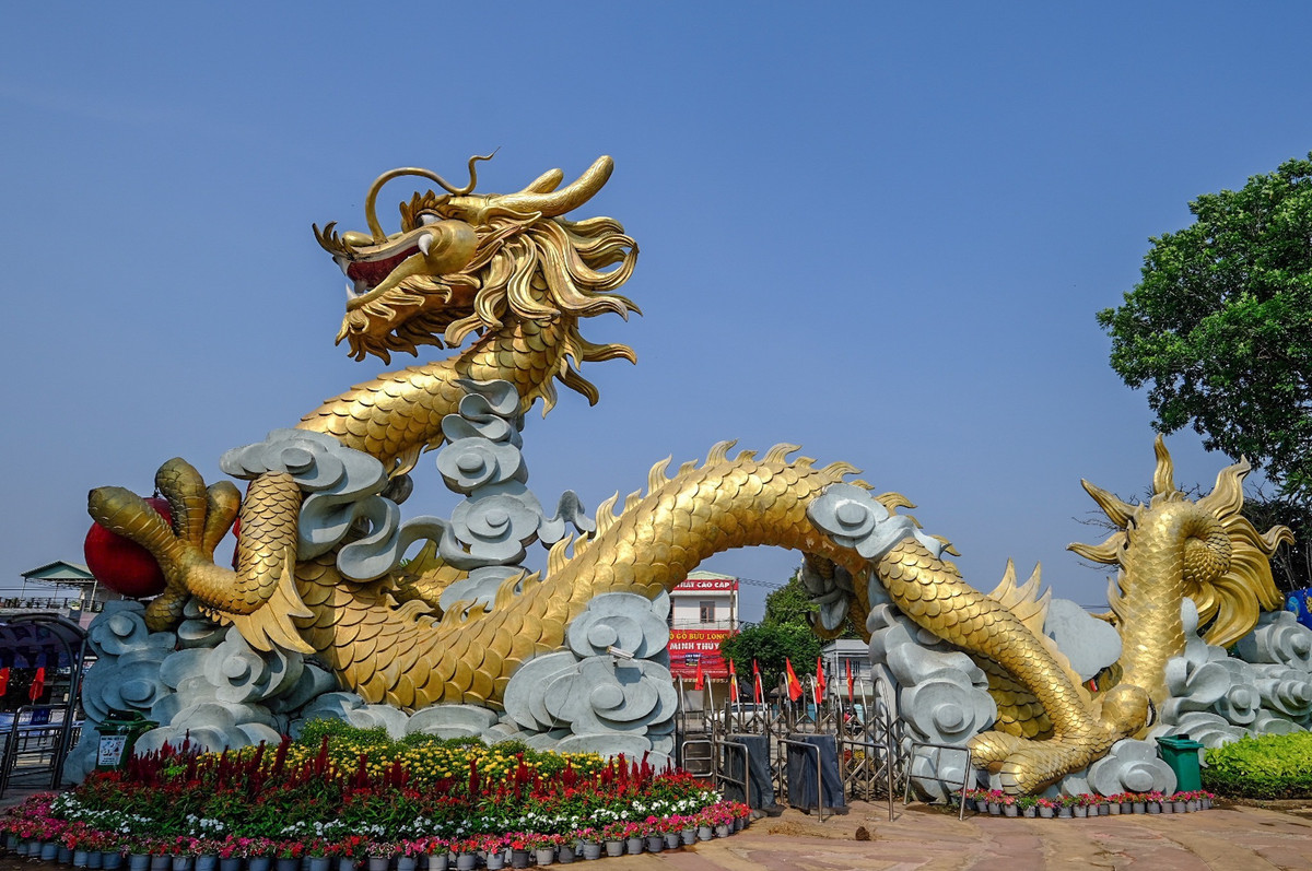  Kể từ thời Hán Cao Tổ Lưu Bang, rồng được cho là có 5 móng vuốt và được xem là biểu tượng của vương quyền. Tất cả các vật dụng của vua đều khắc chạm thêu vẽ hình rồng: giường (long sàng), áo bào (long bào), xe vua (long xa); cột nhà, đầu hồi, v.v… Mặt vua gọi là long nhan, thân mình vua là long thể, v.v…