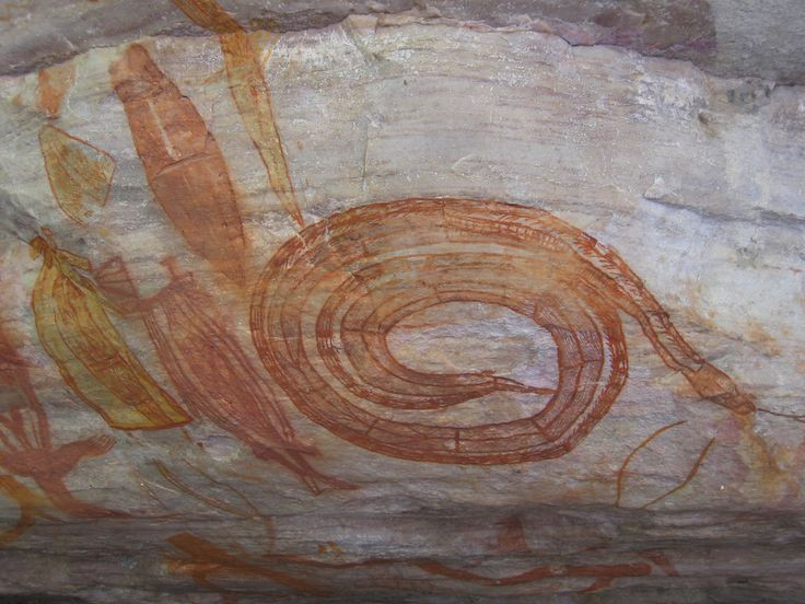  3. Rắn cầu vồng gắn liền với sự sống và sự chết. Rắn cầu vồng vừa là biểu tượng của sự sống vừa là biểu tượng của sự chết. Nó được coi là một thực thể có thể tạo ra và bảo vệ sự sống, nhưng cũng có thể tàn phá và hủy diệt nếu bị xúc phạm. Hình ảnh của nó có liên quan đến cả sự sinh sôi và cái chết trong văn hóa thổ dân. Ảnh: Pinterest.