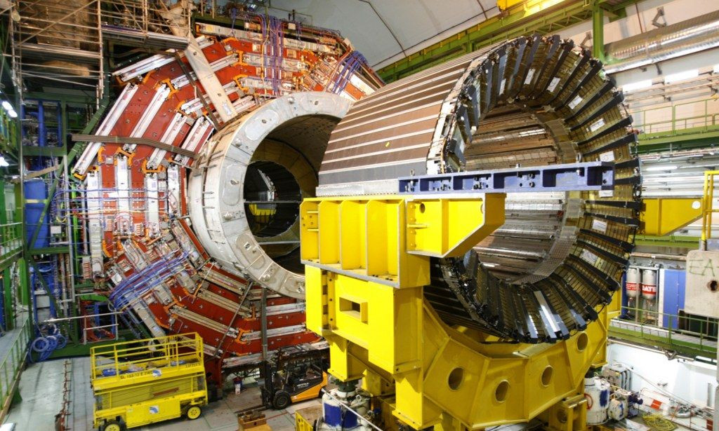  13. Giải mã các bí ẩn vủa vật lý thiên văn. LHC không chỉ nghiên cứu các hạt cơ bản mà còn giúp hiểu rõ hơn về cách mà các hạt tương tác và cấu trúc của các nguyên tử, từ đó giải thích được nhiều hiện tượng vật lý trong vũ trụ. Ảnh: Pinterest.