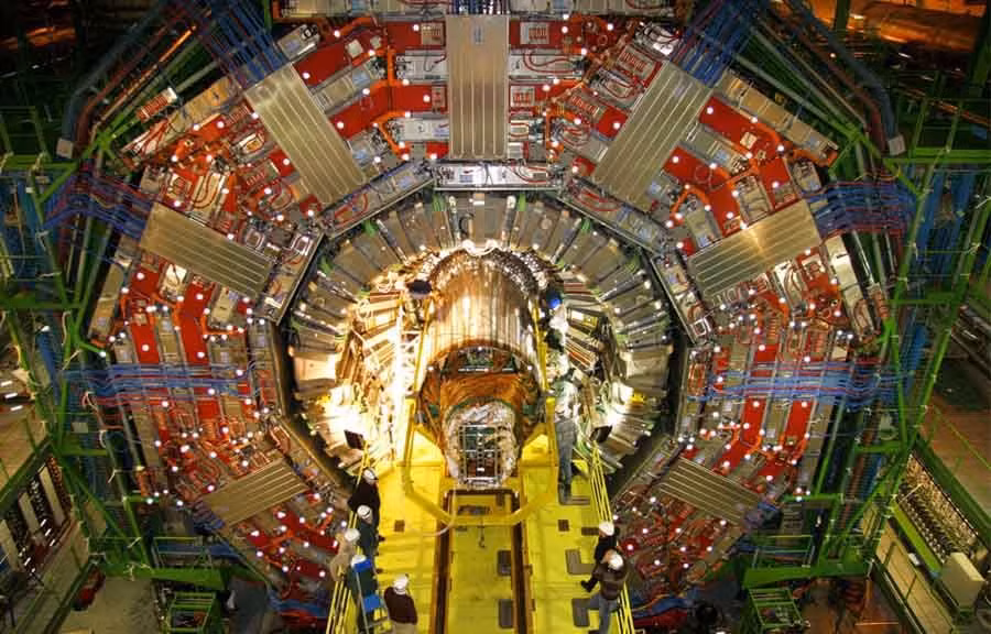  7. Công nghệ tiên tiến. LHC sử dụng những công nghệ tiên tiến như siêu dẫn, cảm biến quang học, và các hệ thống điều khiển tự động để duy trì sự ổn định và chính xác trong các thí nghiệm. Ảnh: Pinterest.