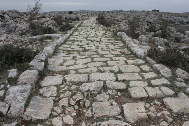  4. Hệ thống đường sá. Người La Mã xây dựng mạng lưới đường bộ rộng lớn, với hơn 400.000 km đường, trong đó 80.000 km được lát đá. Nhiều con đường vẫn được sử dụng đến ngày nay. Ảnh: Pinterest.