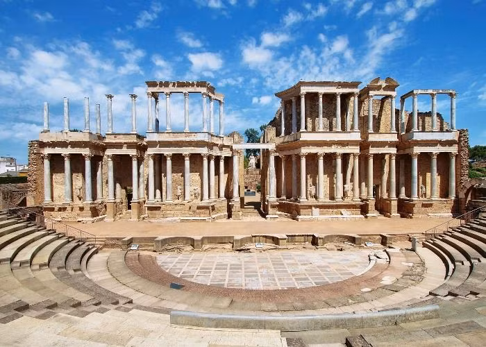  8. Hệ thống lịch. Lịch Julius (Julian Calendar), được Julius Caesar cải cách, là nền tảng cho lịch Gregorius mà chúng ta sử dụng ngày nay. Ảnh: Pinterest.