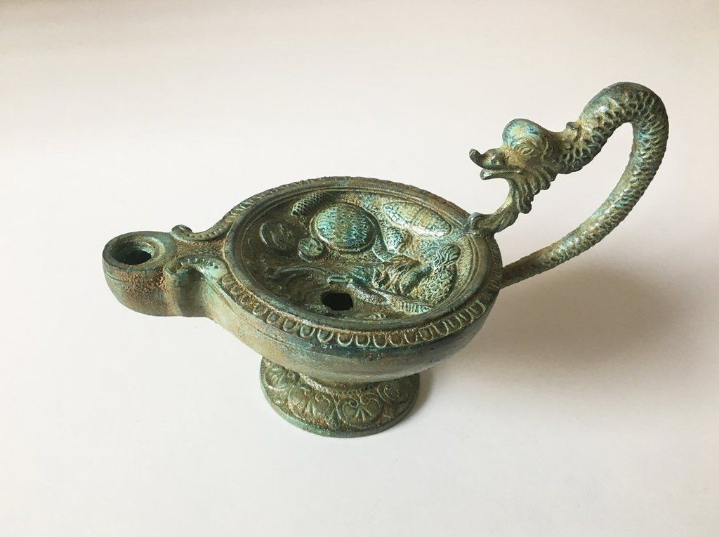  10. Nghi thức đốt nhang và đèn dầu. Người La Mã đốt nhang hoặc đèn dầu trên bàn thờ tổ tiên để cầu nguyện và thể hiện lòng kính trọng. Ảnh: Pinterest.