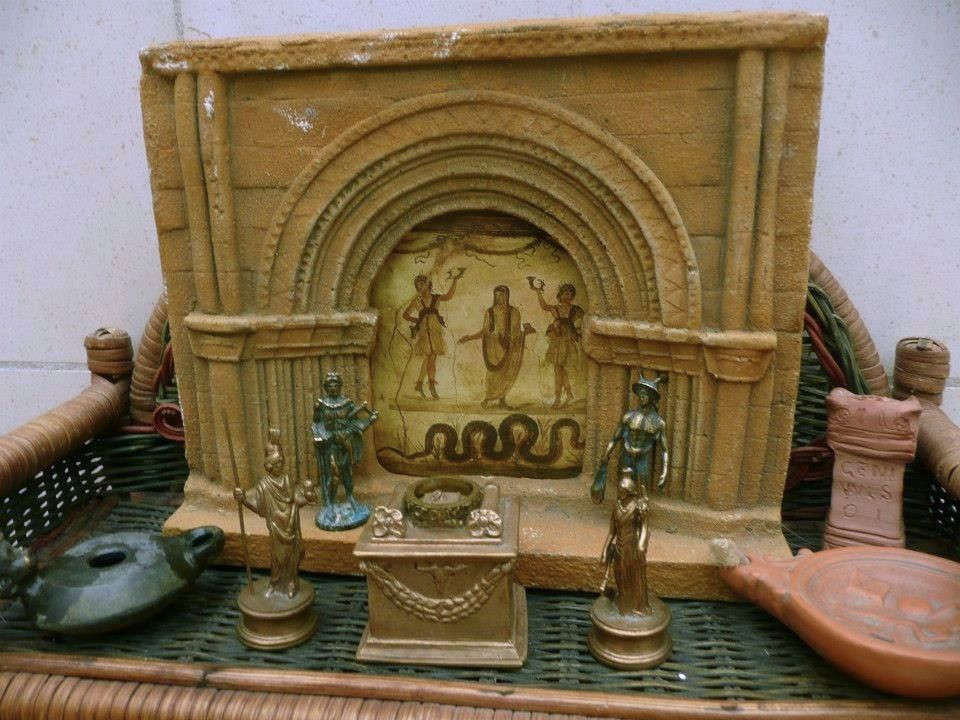  7. Bảo vệ sự thanh tịnh của gia đình. Tục thờ tổ tiên không chỉ là sự tưởng nhớ tiền nhân mà còn mang ý nghĩa bảo vệ sự thanh tịnh của gia đình, tránh xa các thế lực xấu và bất hạnh. Ảnh: Pinterest.