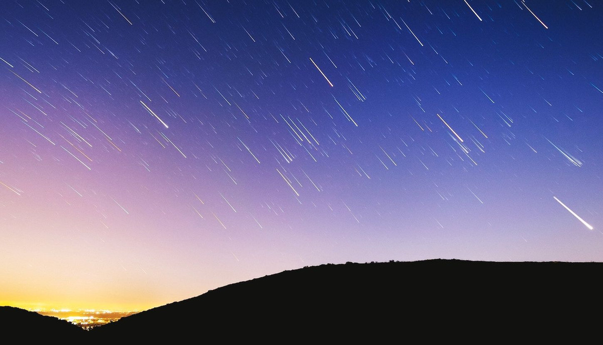  2. Chọn địa điểm quan sát tối ưu. Đi đến nơi ít ánh sáng nhân tạo, tránh xa thành phố. Những vùng núi, bãi biển hoặc sa mạc là lựa chọn lý tưởng. Ảnh: Pinterest.