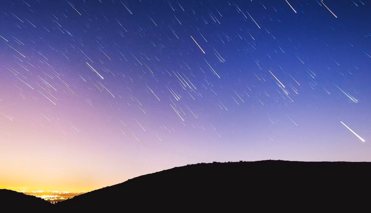  2. Chọn địa điểm quan sát tối ưu. Đi đến nơi ít ánh sáng nhân tạo, tránh xa thành phố. Những vùng núi, bãi biển hoặc sa mạc là lựa chọn lý tưởng. Ảnh: Pinterest.