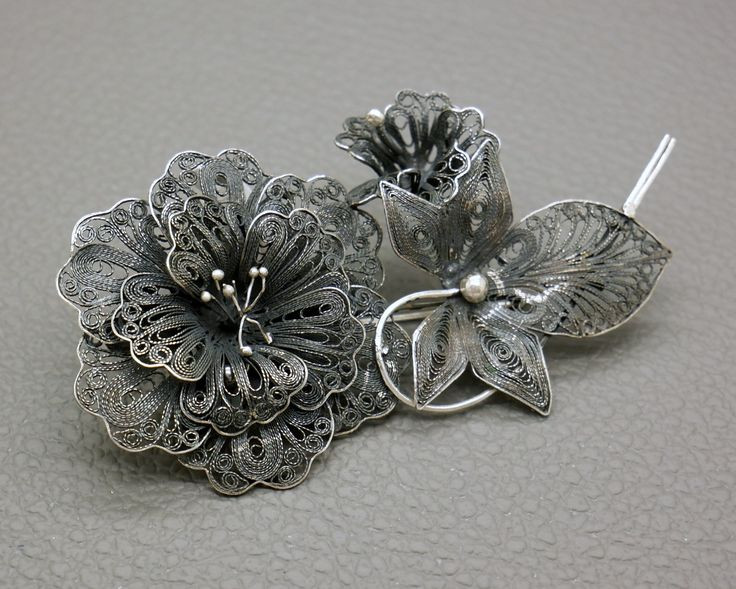  10. Bạc có thể bị oxy hóa. Mặc dù bạc có khả năng chống ăn mòn cao, nhưng khi tiếp xúc với khí sulfur trong không khí, bạc có thể bị oxy hóa và chuyển sang màu đen, một hiện tượng được gọi là "làm đen bạc". Ảnh: Pinterest.