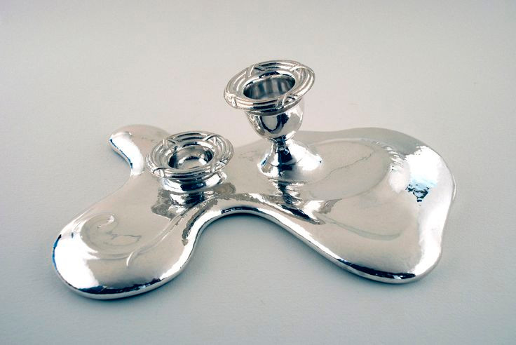  12. Bạc trong nghệ thuật. Bạc đã được sử dụng rộng rãi trong nghệ thuật qua các thế kỷ, đặc biệt là trong đúc tượng, chế tác trang sức, và làm đồ thủ công mỹ nghệ. Nó cũng là một nguyên liệu quan trọng trong sản xuất các đồ vật bằng bạc mạ vàng. Ảnh: Pinterest.