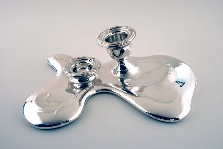  12. Bạc trong nghệ thuật. Bạc đã được sử dụng rộng rãi trong nghệ thuật qua các thế kỷ, đặc biệt là trong đúc tượng, chế tác trang sức, và làm đồ thủ công mỹ nghệ. Nó cũng là một nguyên liệu quan trọng trong sản xuất các đồ vật bằng bạc mạ vàng. Ảnh: Pinterest.