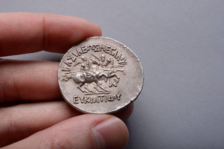  7. Dùng làm tiền tệ. Trong suốt lịch sử, bạc đã được sử dụng làm tiền tệ, và nhiều quốc gia đã đúc tiền từ bạc, chẳng hạn như các đồng bạc drachma của Hy Lạp và đồng bạc denarius của La Mã. Ảnh: Pinterest.