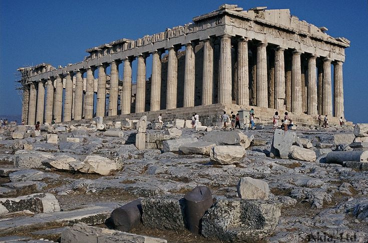  7. Ảnh hưởng của các phong cách kiến trúc khác nhau. Parthenon kết hợp phong cách Doric và Ionic, với phần bên ngoài là các cột Doric mạnh mẽ, còn bên trong sử dụng các yếu tố trang trí tinh xảo theo phong cách Ionic. Ảnh: Pinterest.