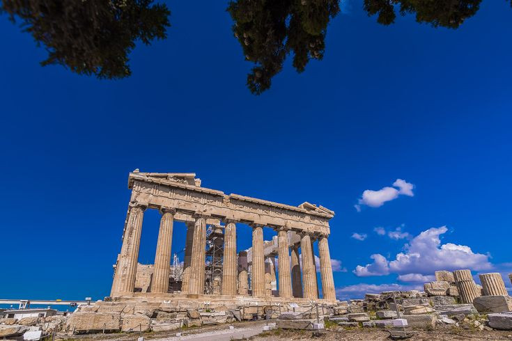  12. Bị hủy hoại bởi chiến tranh. Năm 1687, đền Parthenon bị hư hại nghiêm trọng khi một kho thuốc súng bên trong bị phát nổ trong cuộc bao vây của quân đội Venice.