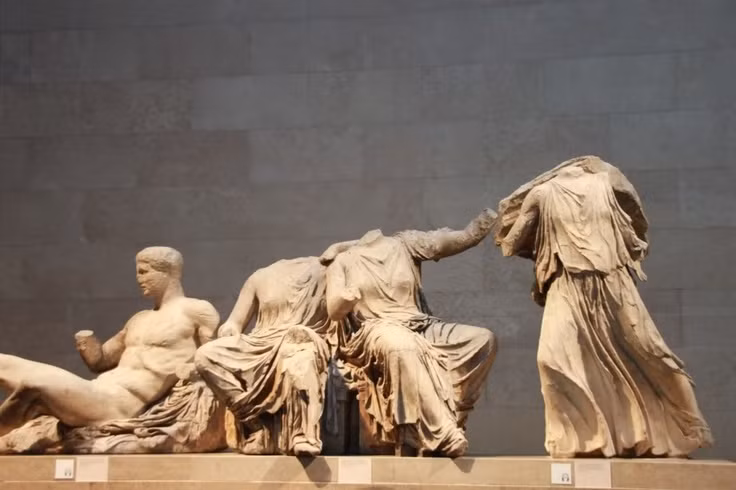  13. Di vật lưu lạc. Một số tác phẩm điêu khắc từ Parthenon, được gọi là Elgin Marbles, hiện nằm trong Bảo tàng Anh tại London, gây tranh cãi về quyền sở hữu. Ảnh: Pinterest.
