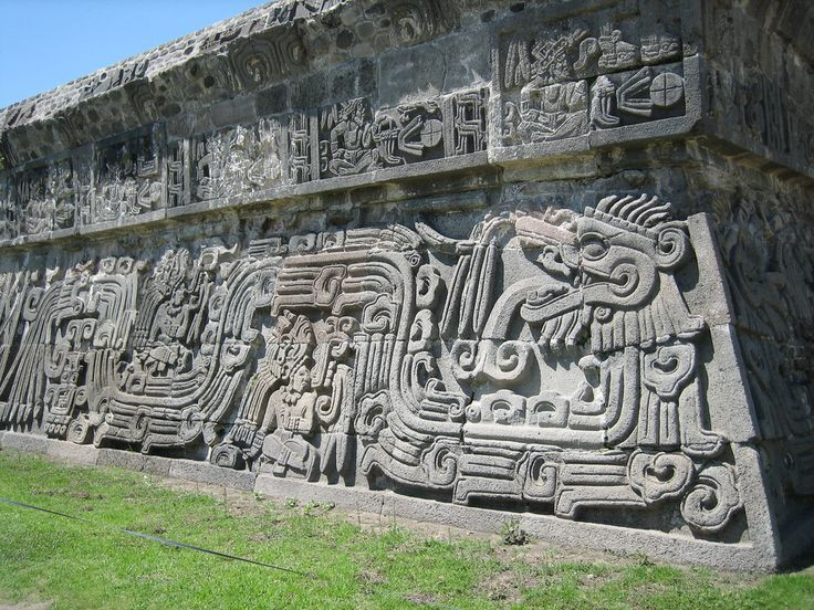  8. Quetzalcoatl và sự đối lập với Tezcatlipoca. Quetzalcoatl là đối thủ của Tezcatlipoca, thần của bóng tối và xung đột trong thần thoại Aztec. Hai thần này có mối quan hệ đối lập, tượng trưng cho sự cân bằng giữa các lực lượng đối kháng: ánh sáng và bóng tối, tạo hóa và hủy diệt. Ảnh: Pinterest.
