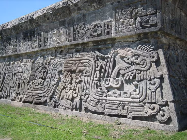  8. Quetzalcoatl và sự đối lập với Tezcatlipoca. Quetzalcoatl là đối thủ của Tezcatlipoca, thần của bóng tối và xung đột trong thần thoại Aztec. Hai thần này có mối quan hệ đối lập, tượng trưng cho sự cân bằng giữa các lực lượng đối kháng: ánh sáng và bóng tối, tạo hóa và hủy diệt. Ảnh: Pinterest.