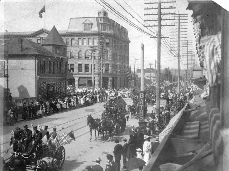  Canada không hoàn toàn độc lập ngay từ đầu: Mặc dù đã có Hiến pháp riêng, Canada vẫn phải thông qua một số quyết định quan trọng từ Quốc hội Anh cho đến năm 1982. Ảnh: Pinterest.