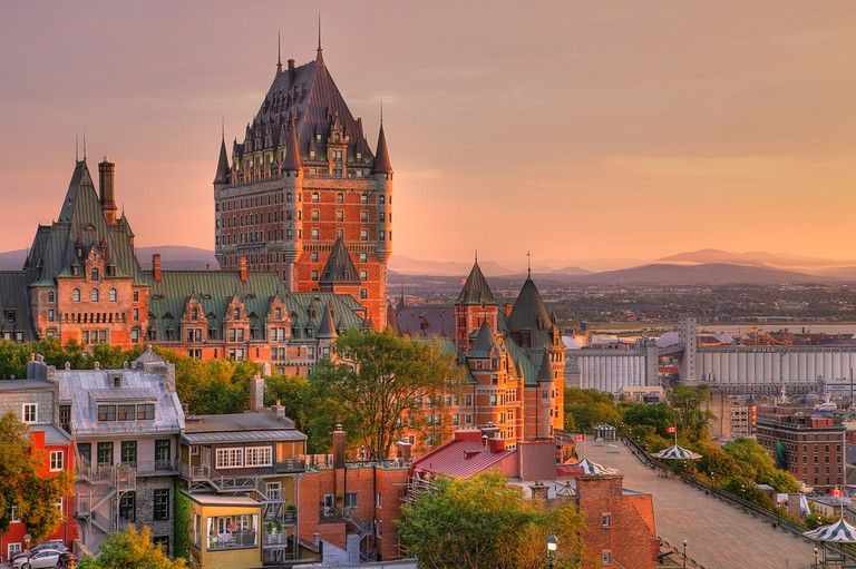  Quebec từng có ý định ly khai: Trong lịch sử, tỉnh Quebec đã hai lần tổ chức trưng cầu dân ý về việc tách khỏi Canada (1980 và 1995), nhưng không thành công. Ảnh: Pinterest.