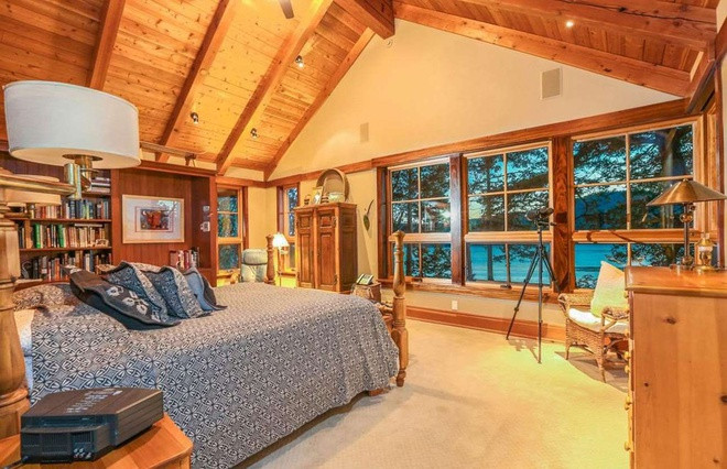 Phòng ngủ ấm cúng nhìn ra bãi biển riêng. Oprah Winfrey được cho là nghỉ tại đây ít nhất 2 tuần mỗi năm. Ảnh: Windermere Real Estate.