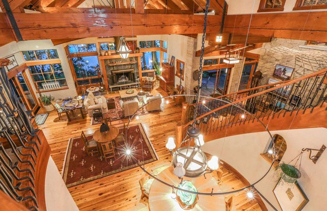 Căn nhà được thiết kế theo phong cách mở với nội thất chủ đạo bằng gỗ. Ảnh: Windermere Real Estate.