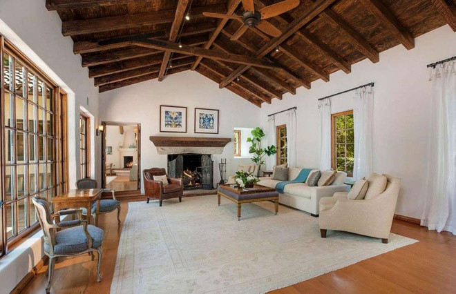 Căn nhà được cải tạo lại từ dinh thự được xây dựng vào năm 1919 bởi kiến trúc sư James Osbourne Graig. Phòng khách nổi bật với tường trắng, trần mái vòm bằng gỗ, cửa sổ lớn và lò sưởi khổng lồ, mang lại cảm giác thanh lịch và ấm cúng. Ảnh: Coldwell Banker.
