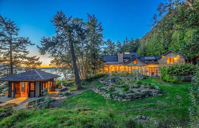  Đảo Orcas, Washington: Năm 2018, bà hoàng truyền hình chi 8,3 triệu USD mua khu đất trước biển rộng hơn 17 hecta tại đảo Orcas, bang Washington - nơi được mệnh danh là chốn bình yên dành cho giới giàu. Khu đất từng được rao bán vào năm 2016 với giá gần 12 triệu USD. Ảnh: Windermere Real Estate.