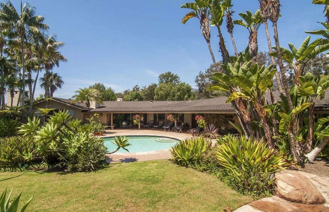 Bể bơi nằm giữa vườn cây tươi tốt của căn nhà. Ảnh: Sage Auction.