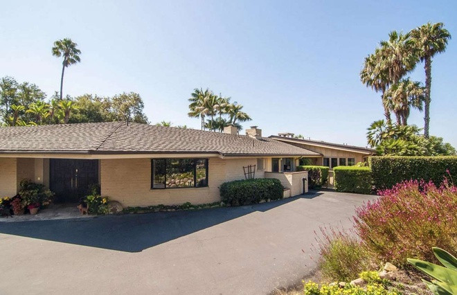 Căn nhà được ốp gỗ bên ngoài và có thiết kế theo phong cách mở với 4 phòng ngủ, 5 phòng tắm, hầm rượu và 4 lò sưởi. Ảnh: Sage Auction.