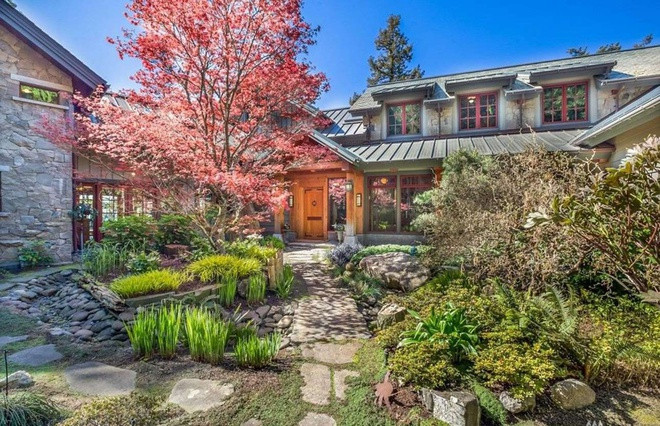 Khu đất này có một căn nhà rộng gần 750 m2 được xây bằng gỗ và đá sa thạch tại địa phương, trở thành căn nhà “xanh” thân thiện với môi trường. Ảnh: Windermere Real Estate.