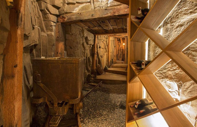 Căn nhà còn có một hầm rượu khổng lồ chứa 1.600 chai, được thiết kế mô phỏng một mỏ đá. Một số điểm nhấn khác của căn nhà là lối đi bằng kính đổi màu với hệ thống đèn sợi quang trị giá 150.000 USD, phòng tắm có bồn tắm 70.000 USD, phòng xông hơi và một đường sắt riêng trị giá 240.000 USD. Ảnh: Zillow.