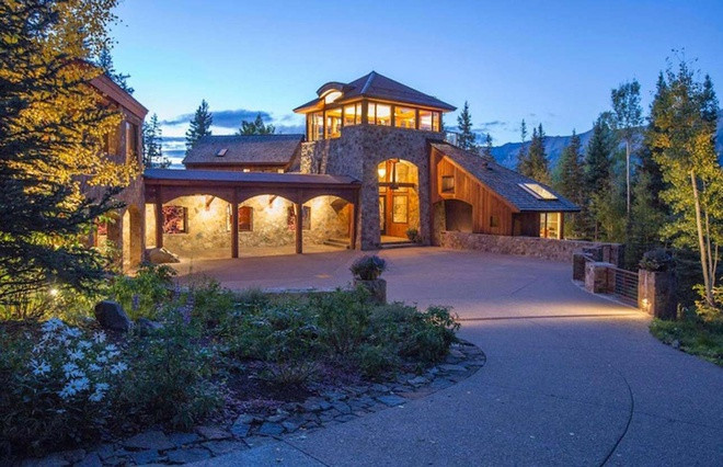 Telluride, Colorado: Năm 2014, bà Oprah Winfrey mua một khu đất rộng 24 hecta bên trong khu nghỉ dưỡng trượt tuyết Telluride ở Colorado và một năm sau đó chi 14 triệu USD mua căn nhà gỗ 5 phòng ngủ tại đây. Ảnh: Zillow.