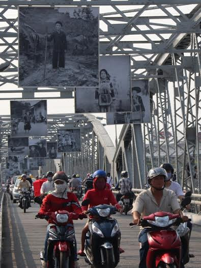 Những tấm hình là thành quả lao động hết mình của nghệ sĩ Sébastien Laval. Vào ban đêm, trên nền ánh sáng đèn, các bức hình sẽ trở nên có sức sống hơn.