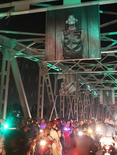 Ai đến Huế cũng muốn tìm đến nơi đây thưởng lãm cảnh đẹp. Cầu Tràng Tiền những ngày Festival Huế 2014 này càng trở nên đông đúc hơn.