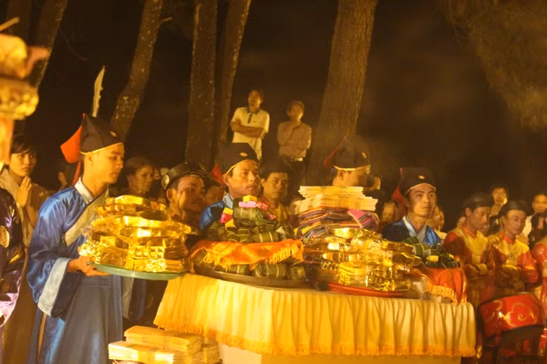 Bên cạnh trâu lợn còn có những mâm vàng bạc giấy tiền. Mâm cỗ càng lớn càng khẳng định sức mạnh của nhà vua.