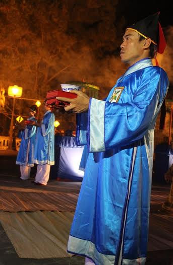 Nghi thức lễ bắt đầu bằng những ly rượu tế trời.