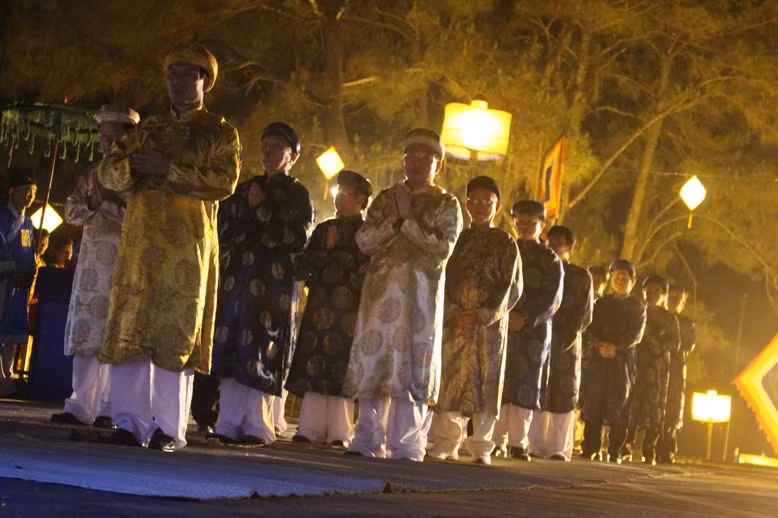 Trang nghiêm thành tâm thánh lễ. Mọi người cùng nguyện cầu may mắn, bình an đến với nhà vua.