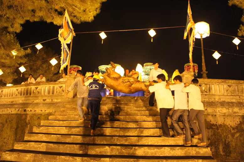 Những con trâu tế lễ được quay chín và to bằng mấy người khiêng.