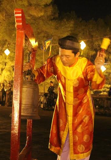 Tiếng chiêng khai hội vang lên.