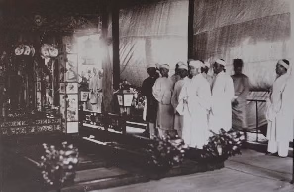 Vua Bảo Đại mặc tang phục đứng bên quan tài.