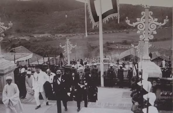 Toàn quyền Pháp đến dự lễ.