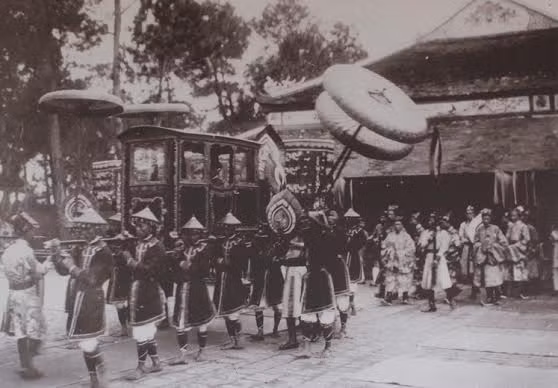 Xa giá rời Trai Cung.