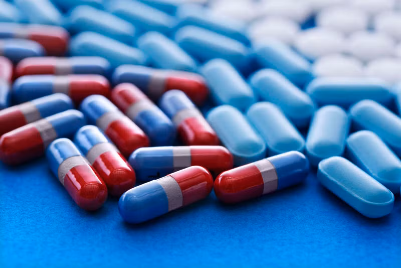 Hắn đã tìm ra một loại thuốc có tên Pervitin. Chưa dừng lại ở đó năm 1944, Đức Quốc Xã đã trộn Pervitin cocaine và morphine với nhau để tạo ra thuốc D- IX. Kết quả hơn cả mong đợi, những tù nhân mà chúng đem ra thí nghiệm đã có những biểu hiện sức khỏe phi thường, khả năng chịu được đau đớn cao. Tuy nhiên người đã uống loại thuốc này sẽ bị nghiện, nếu không được cung cấp đủ liều họ sẽ uống rượu và hút thuốc phiện để thay thế.