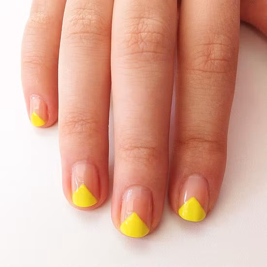 2. Người có móng tay hình tam giác thường rất nghiêm khắc trong giao tiếp và ứng xử, đôi khi khiến người khác hiểu lầm, dẫn đến ngại ngùng, xa cách.