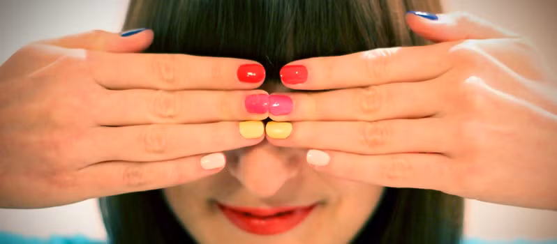 Nếu bạn có móng tay thật dày và đầy lên ắt bạn là người “nội tướng” giỏi, biết chăm lo cho gia đình, còn như bạn có bàn tay mềm với những móng tay màu hồng bóng láng thì bạn là người lịch thiệp, nhưng mộng mơ và hoang tưởng cũng nhiều – theo nhân tướng học…