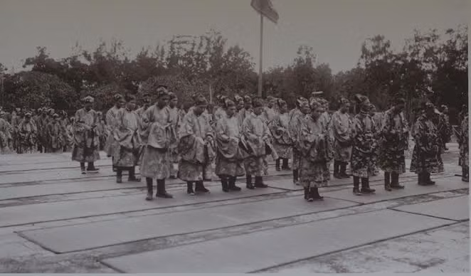 Các quan đứng chầu trước sân đại triều.