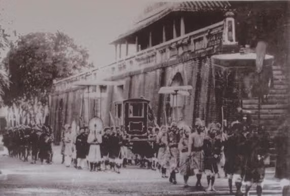 Đoàn Ngự đạo trở về tiến qua Ngọ Môn.