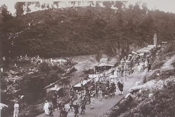 Đoàn tang lễ đi qua vùng Châu Ê.