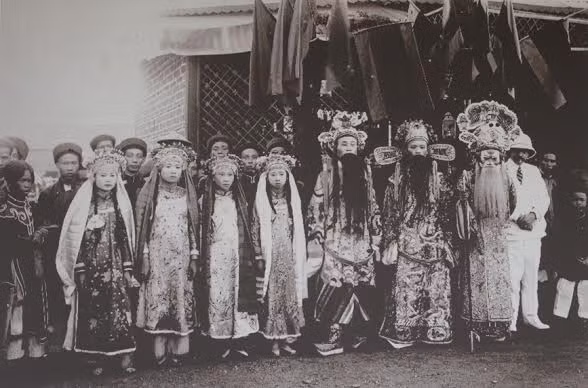 Đoàn Nam Định đến biểu diễn nhân dịp tứ tuần đại khánh của vua Khải Định.